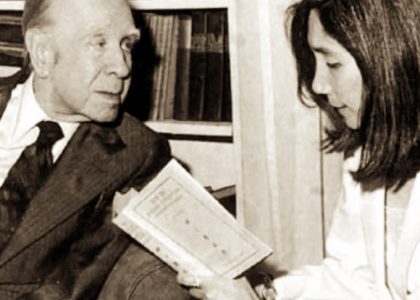 Borges leyendo un libro con María Kodama
